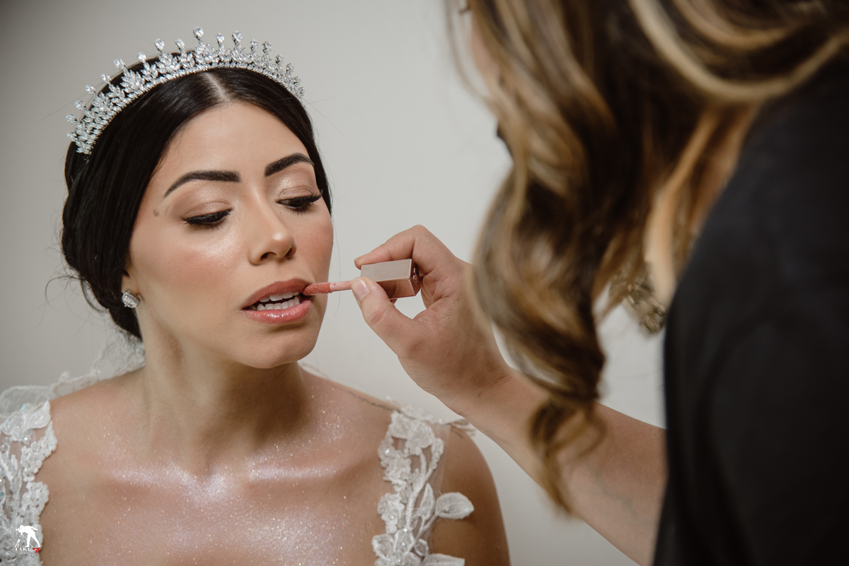 noiva passando batom