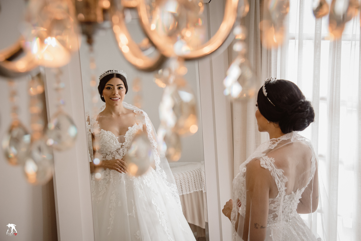 noiva se ohando no espelho 