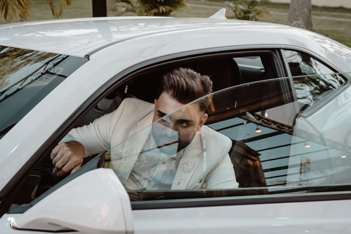 noivo chegando na cerimonia do casamento 