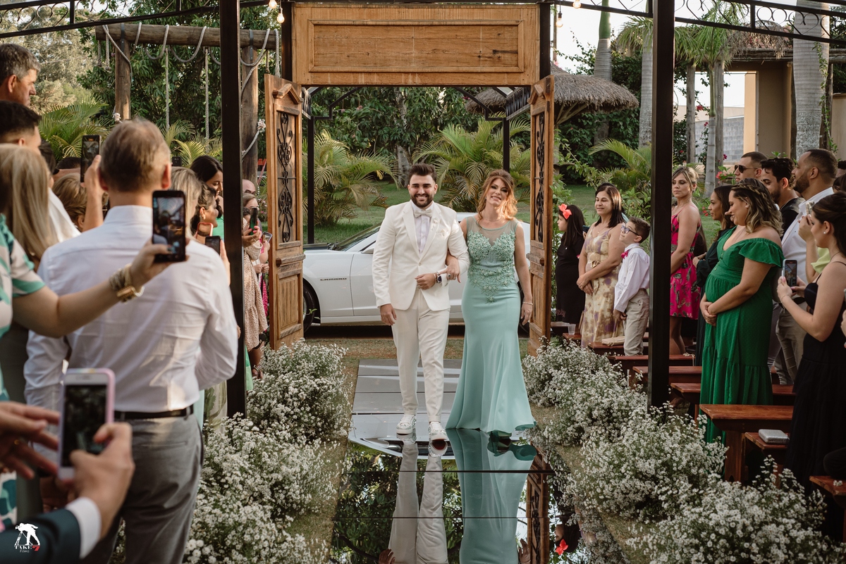 entrada do noivo com a mãe na cerimonia 