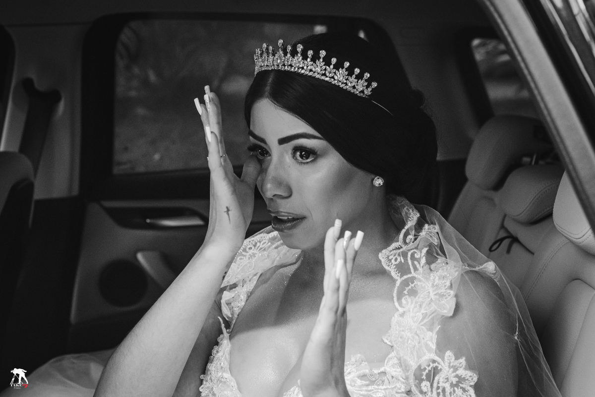 noiva emocionada no carro 