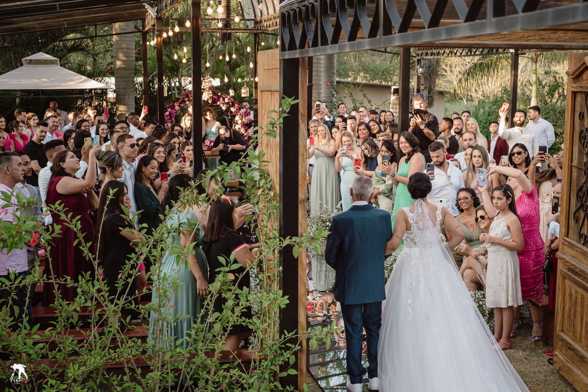 entrada da noiva com o pai na cerimonia 