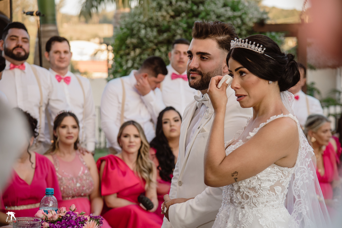 noiva emocionada na cerimonia 