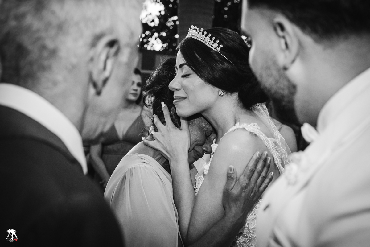 noiva abraçando a mãe emocionada 