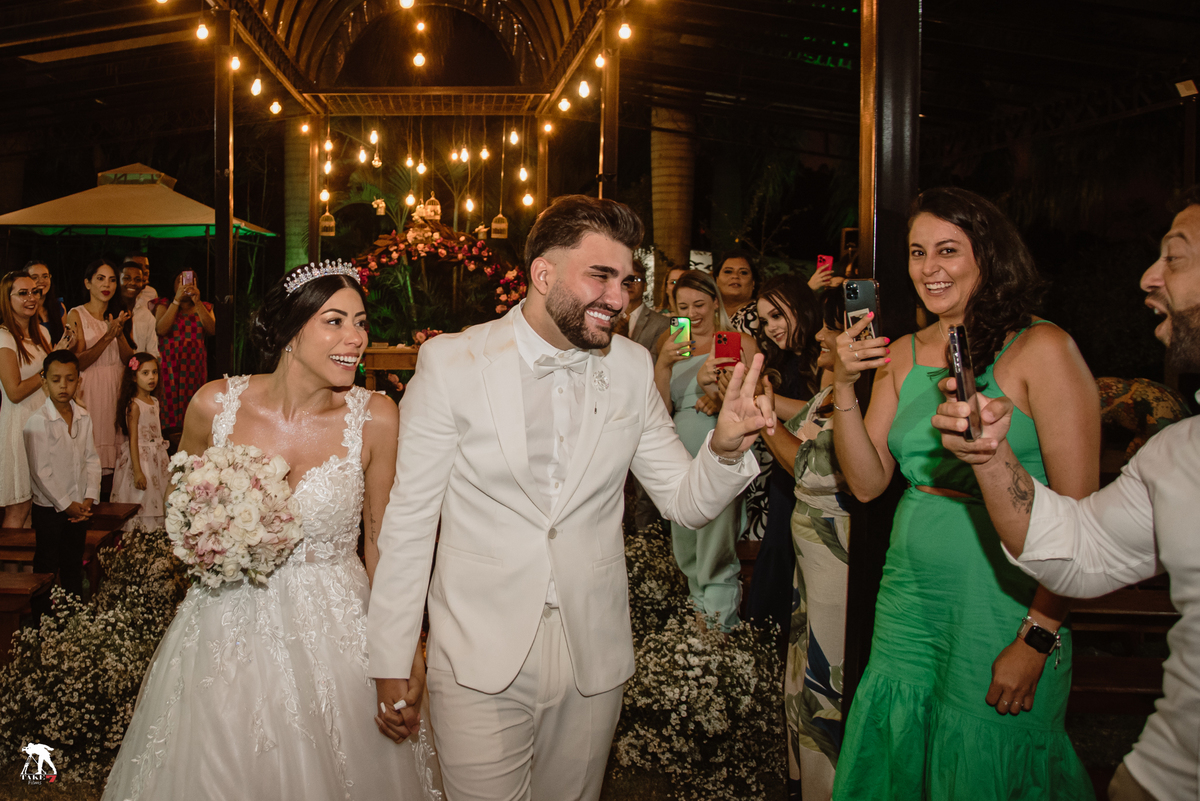 saída dos noivos na cerimonia 