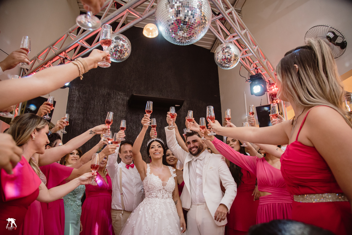 brinde dos noivos com padrinhos 