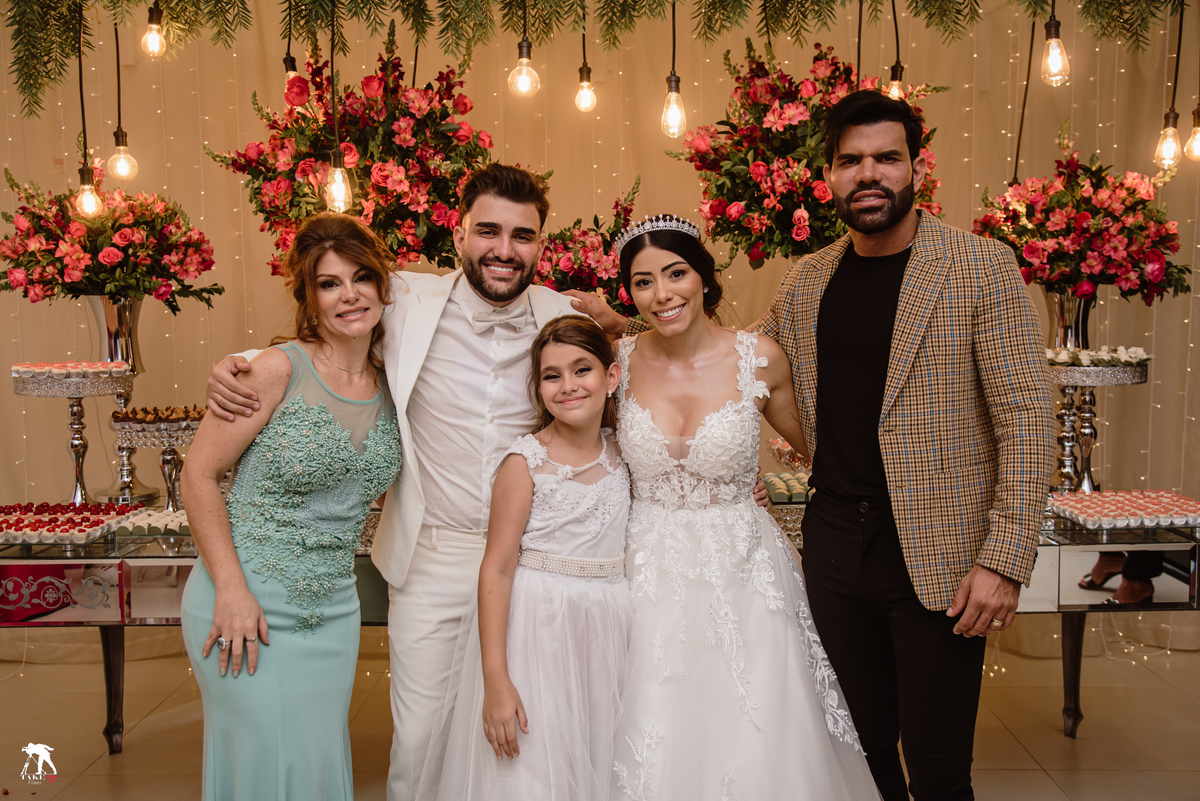 foto dos noivos na mesa do bolo 