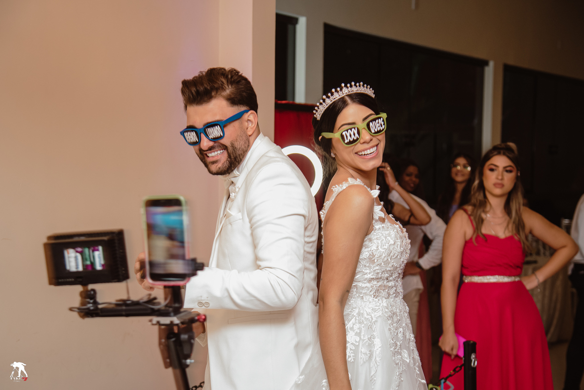 noivos dançando na festa 