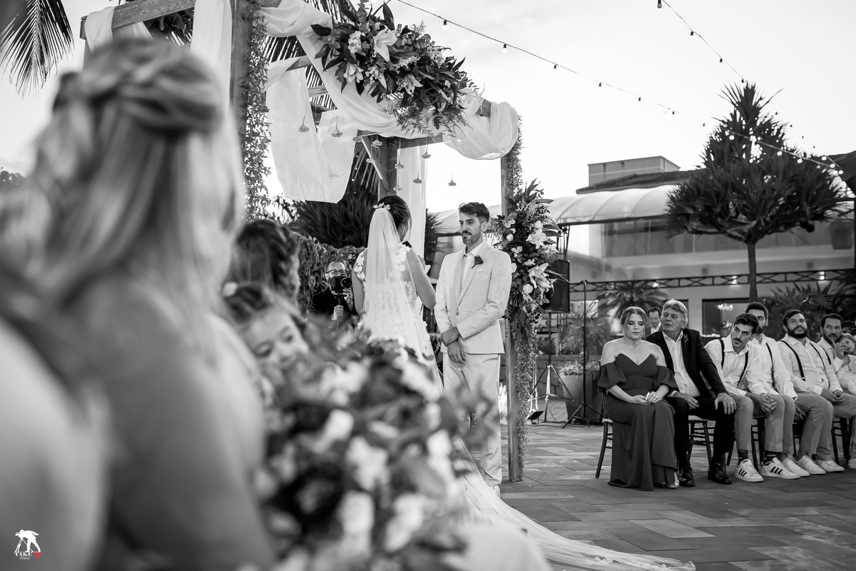 noivos na cerimônia 