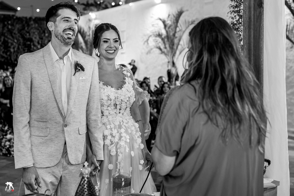 noivos felizes no casamento