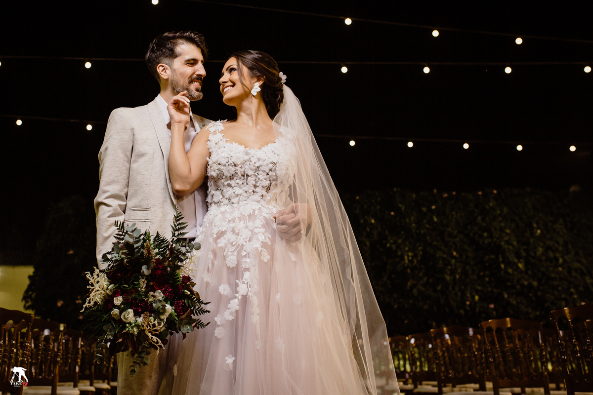 noivo com buque da noiva