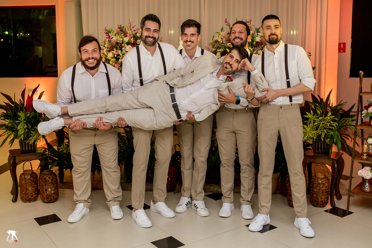 noivo com padrinhos