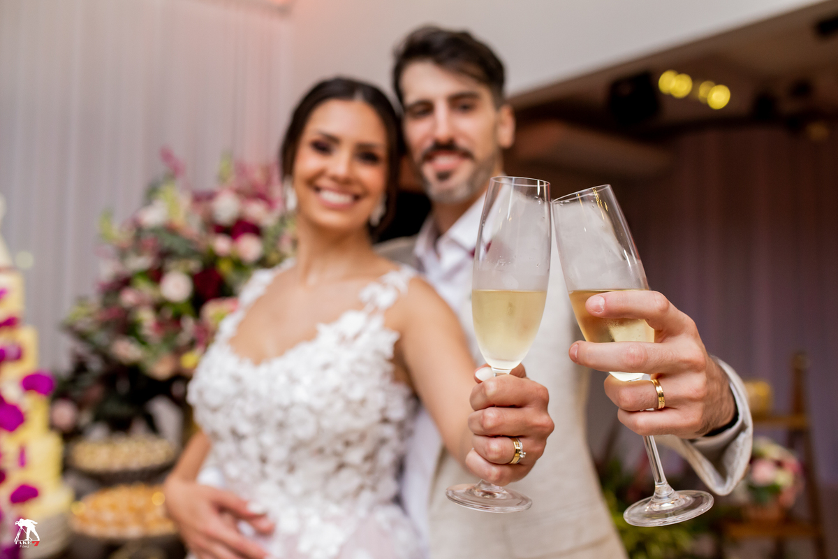 noivos com taça na mão