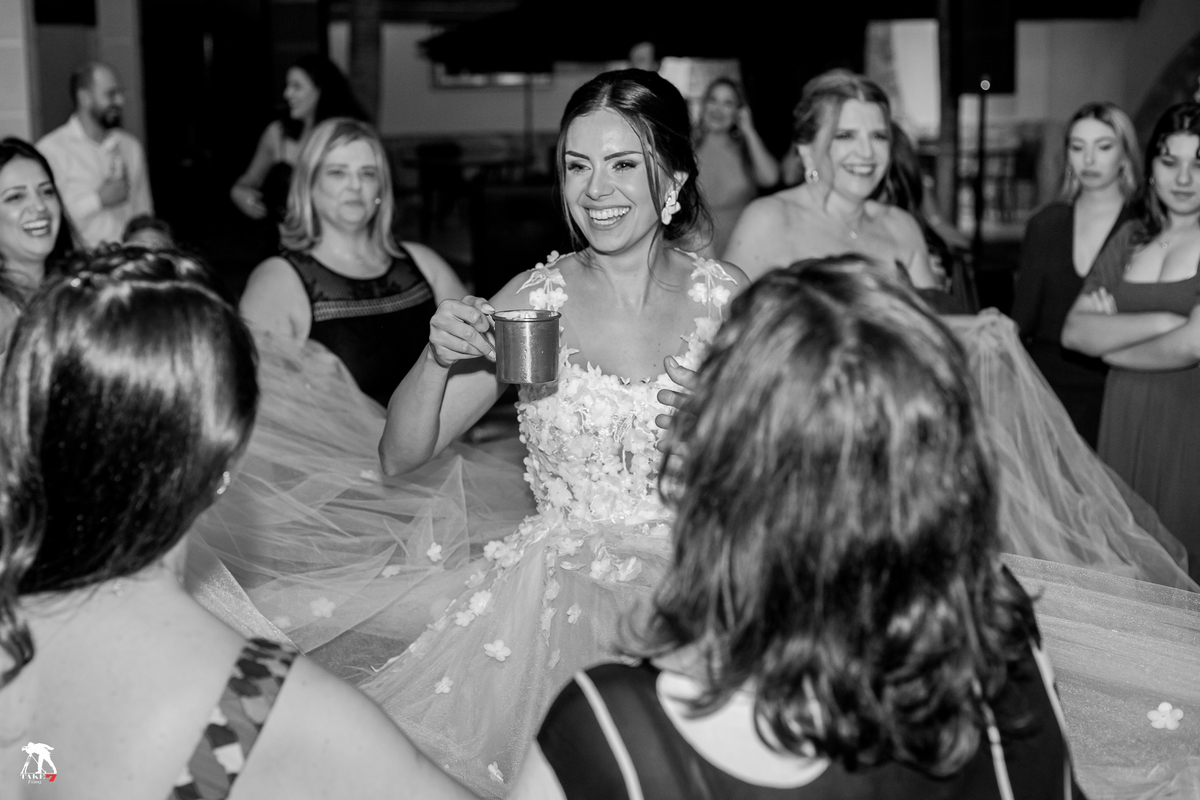 noiva com madrinhas na festa de casamento