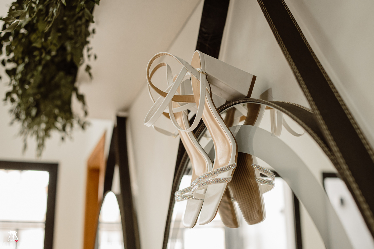 sapato da noiva no espelho