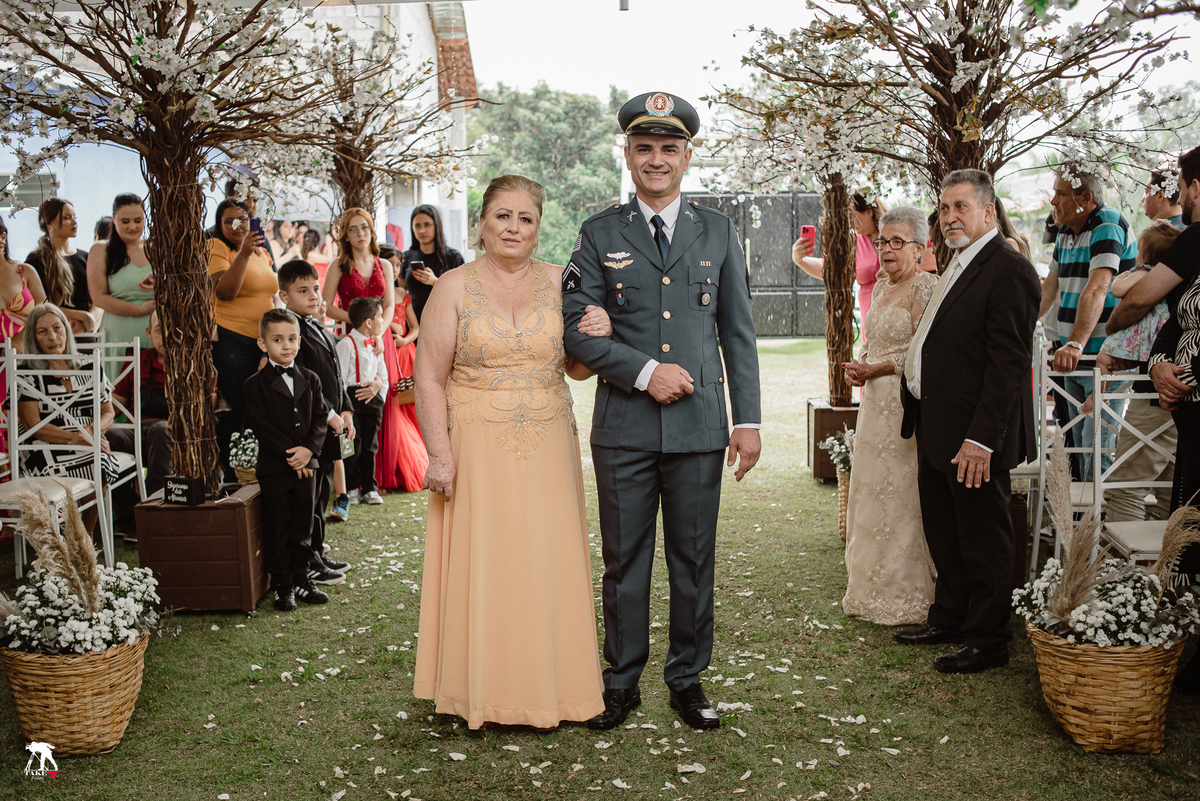 entrada do noivo de farda 