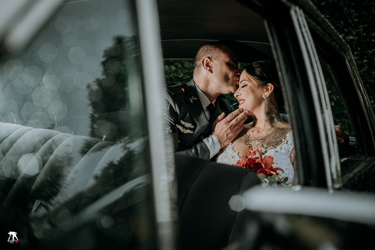 carinho de noivos dentro do carro