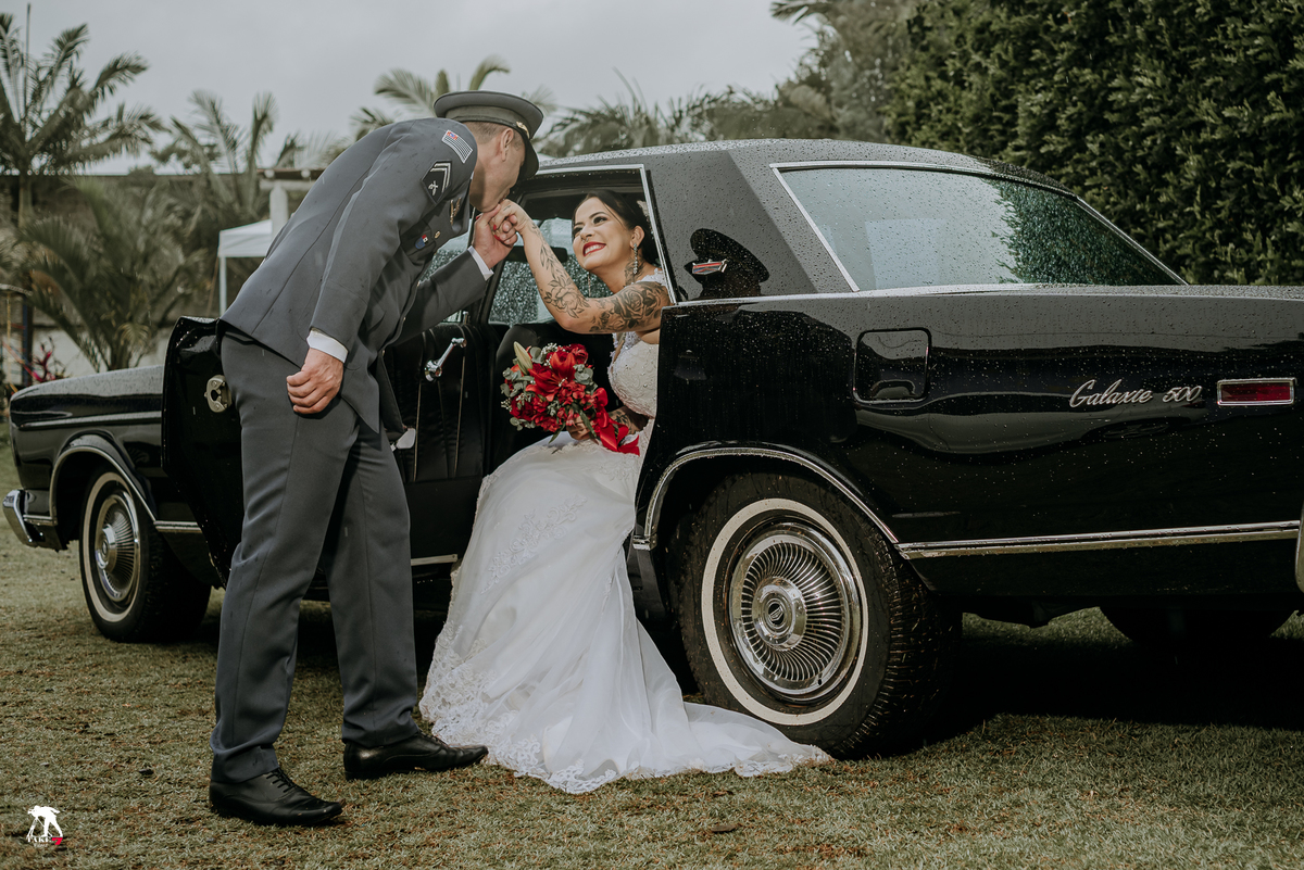 noivo beijando mão da noiva 