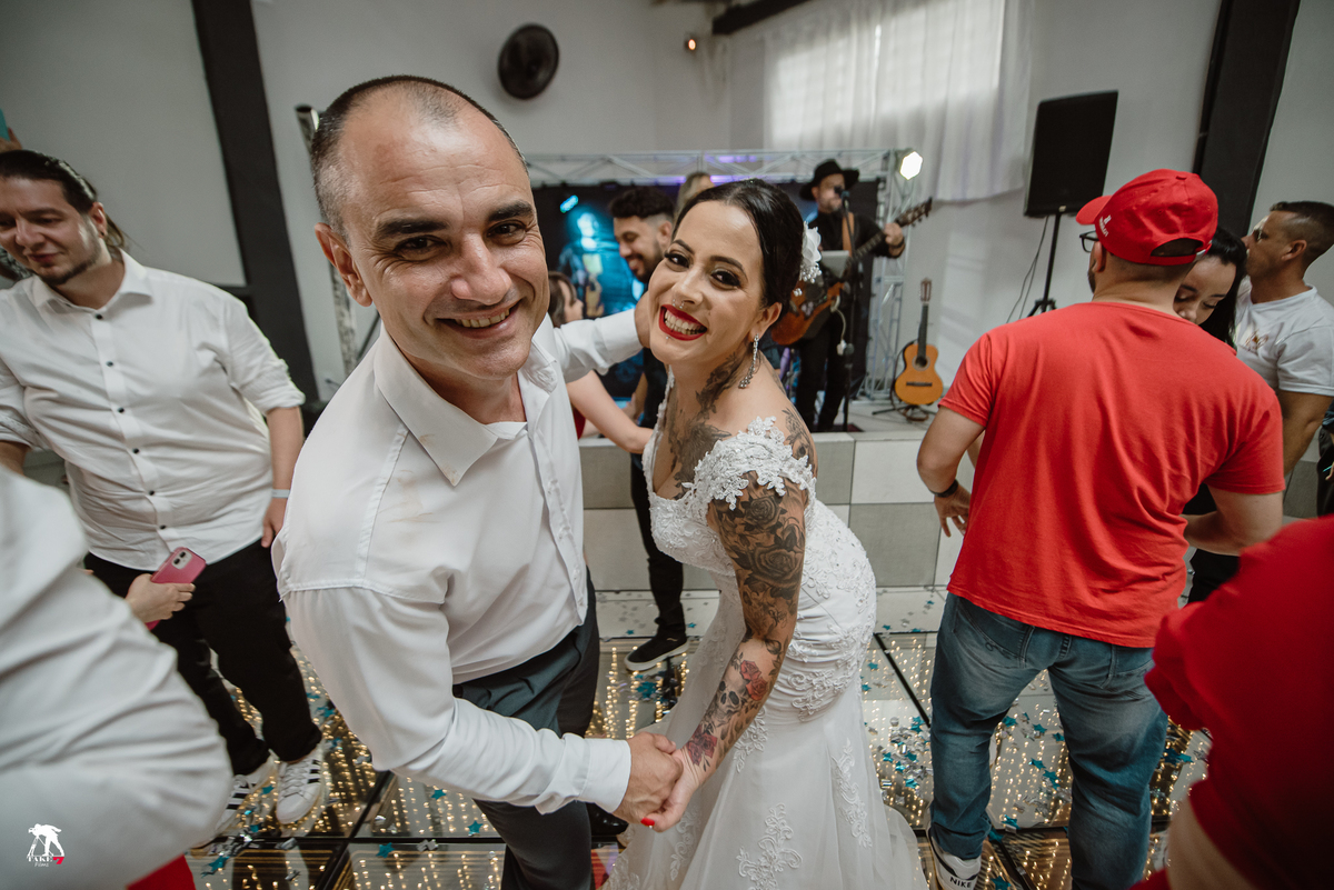 noivos dançando no casamento 