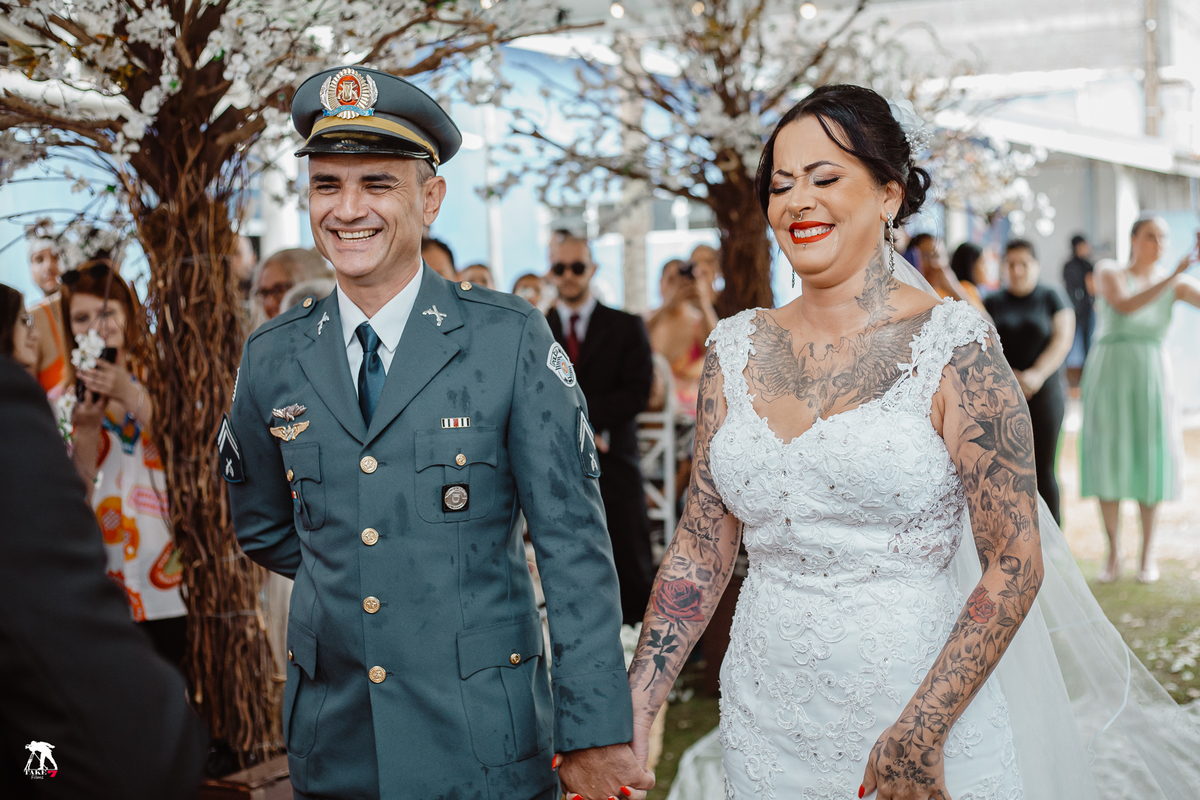 Noivos na cerimonia de casamento 