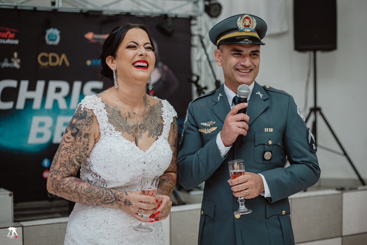 noivos na festa de casamento 