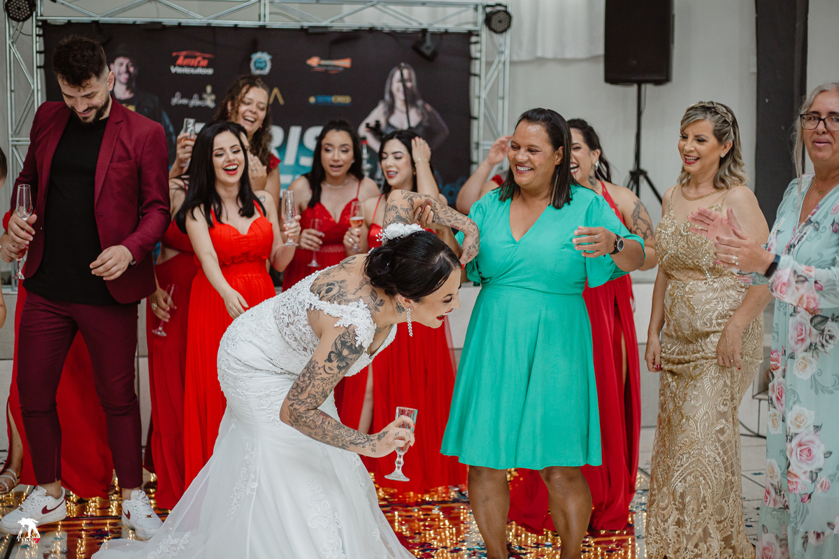 noiva caindo na festa do casamento 