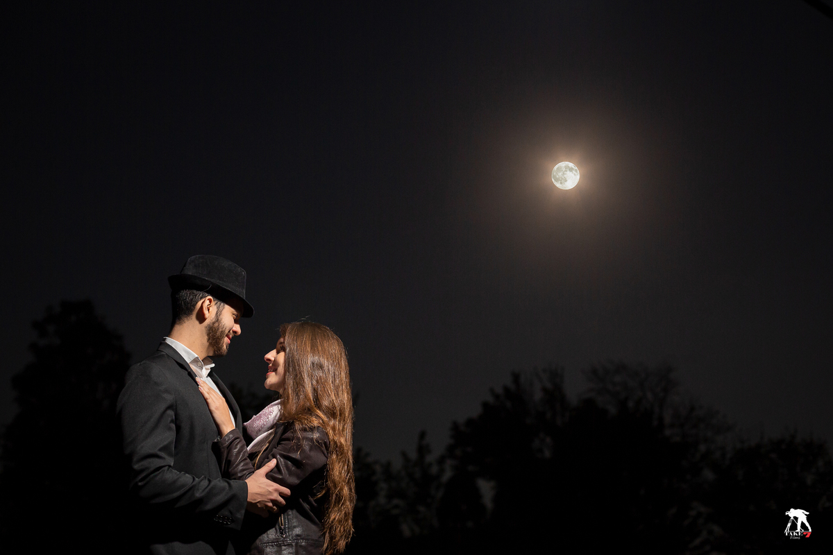 somente a lua pra testemunhar o amor desse casal  