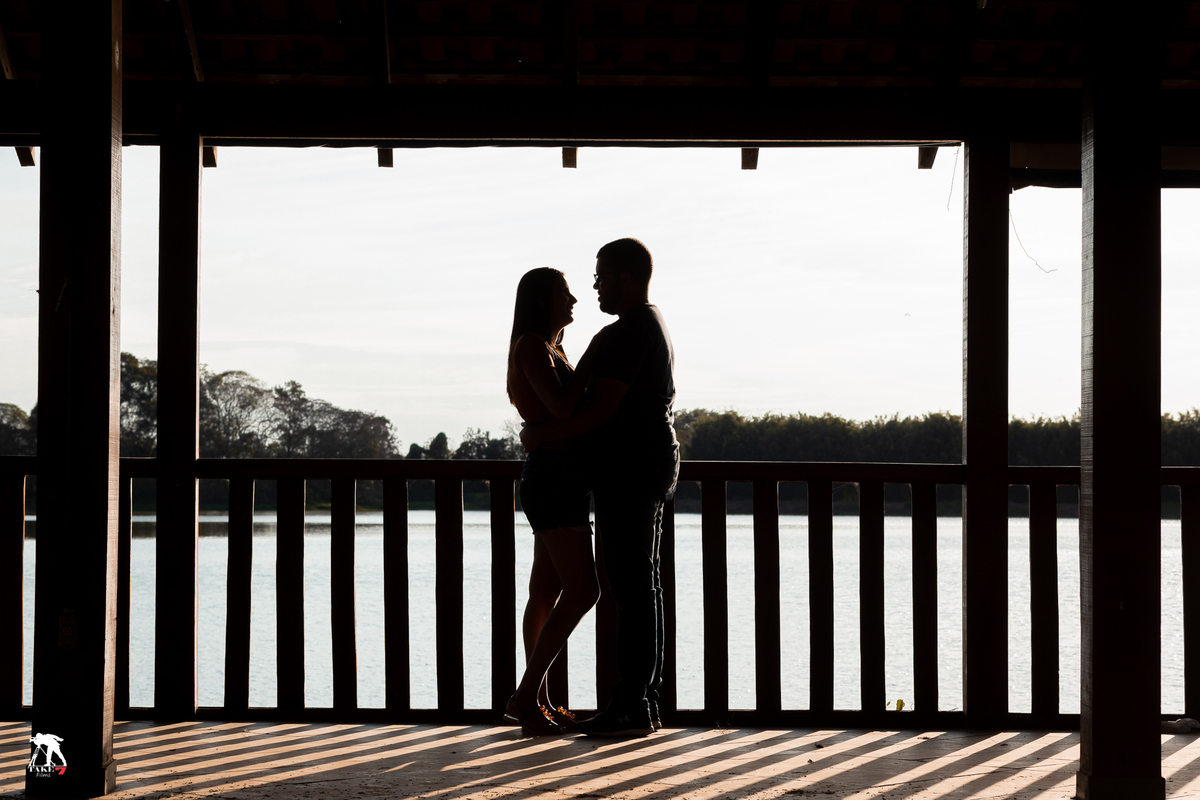 silhueta com lago ao fundo 