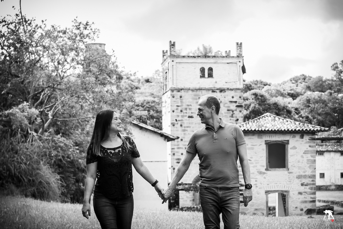 casal caminhando de mãos dadas no ensaio  fotográfico 