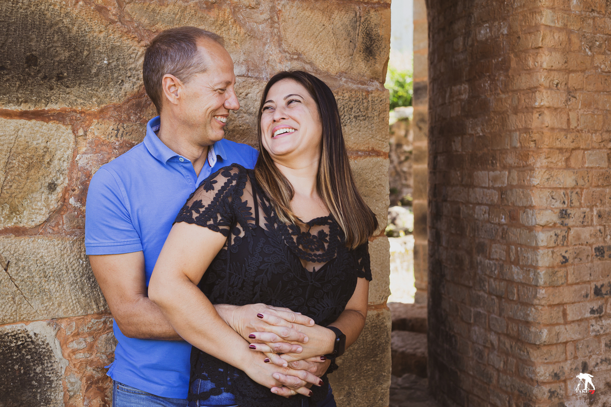 olhar apaixonado do casal de noivos 