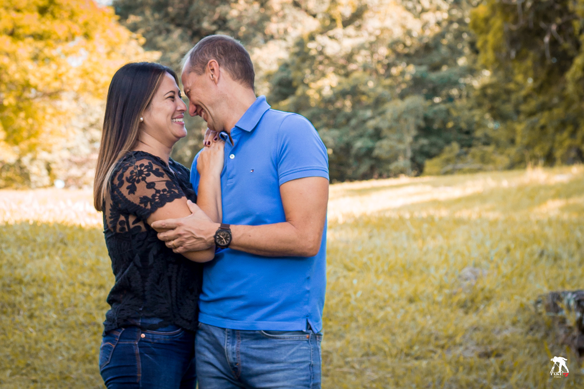 carinho do casal no ensaio de fotos 