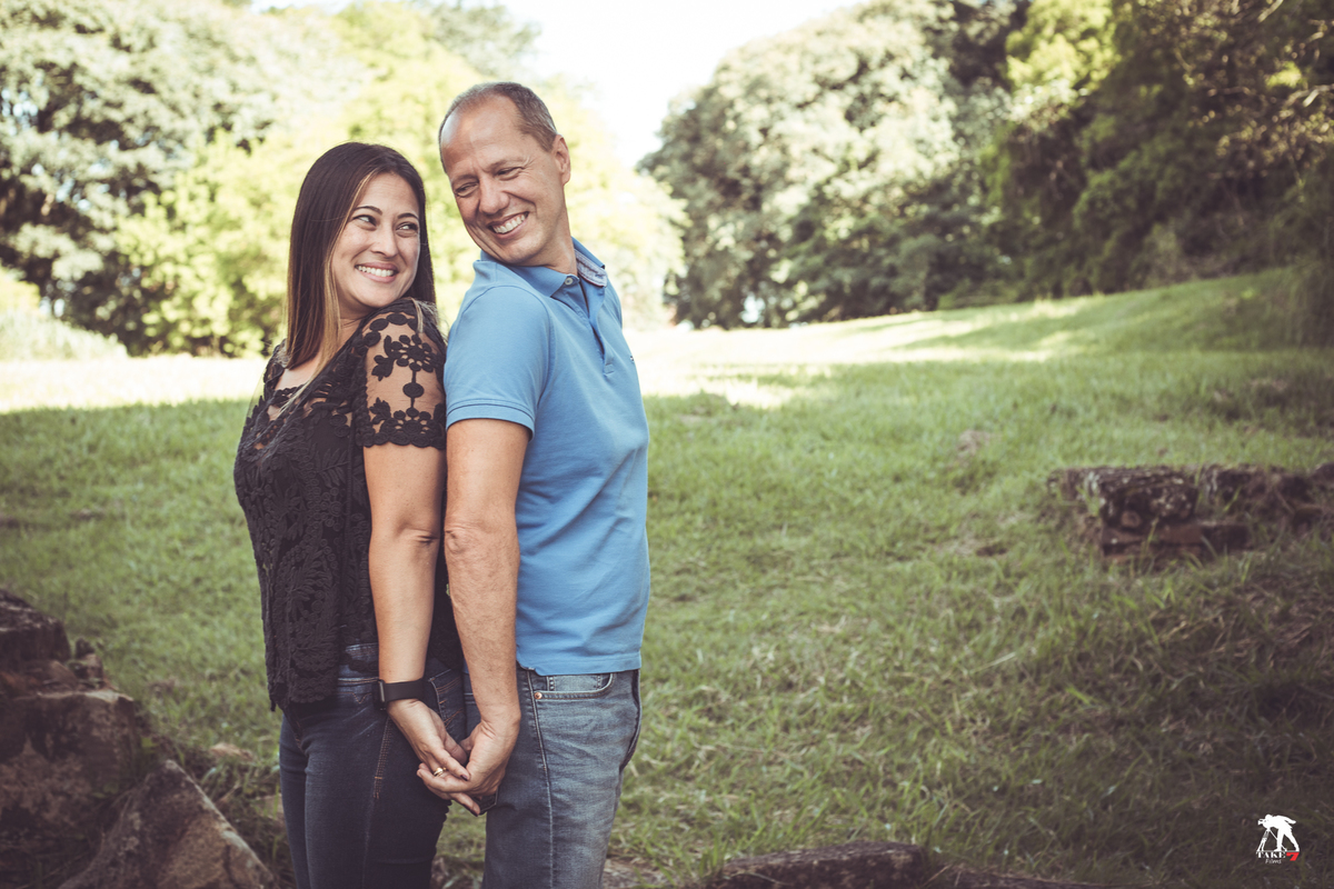 casal de costas e mãos dadas 