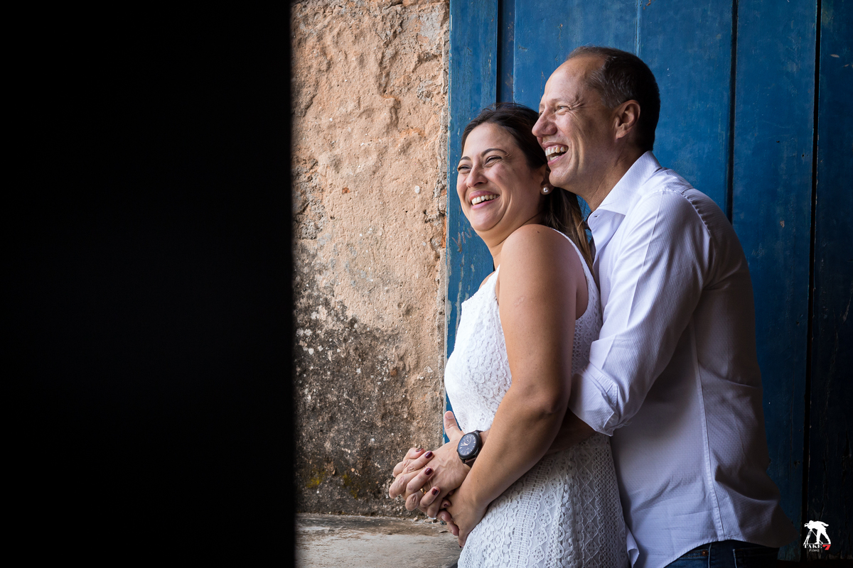 sorriso de alegria do casal na janela 