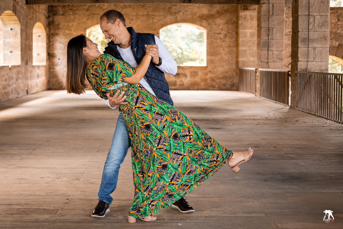 casal ensaiando a dança 