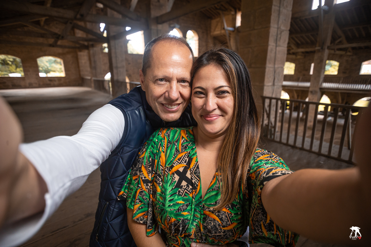 selfie do casal  de noivos antes de finalizar o ensaio 