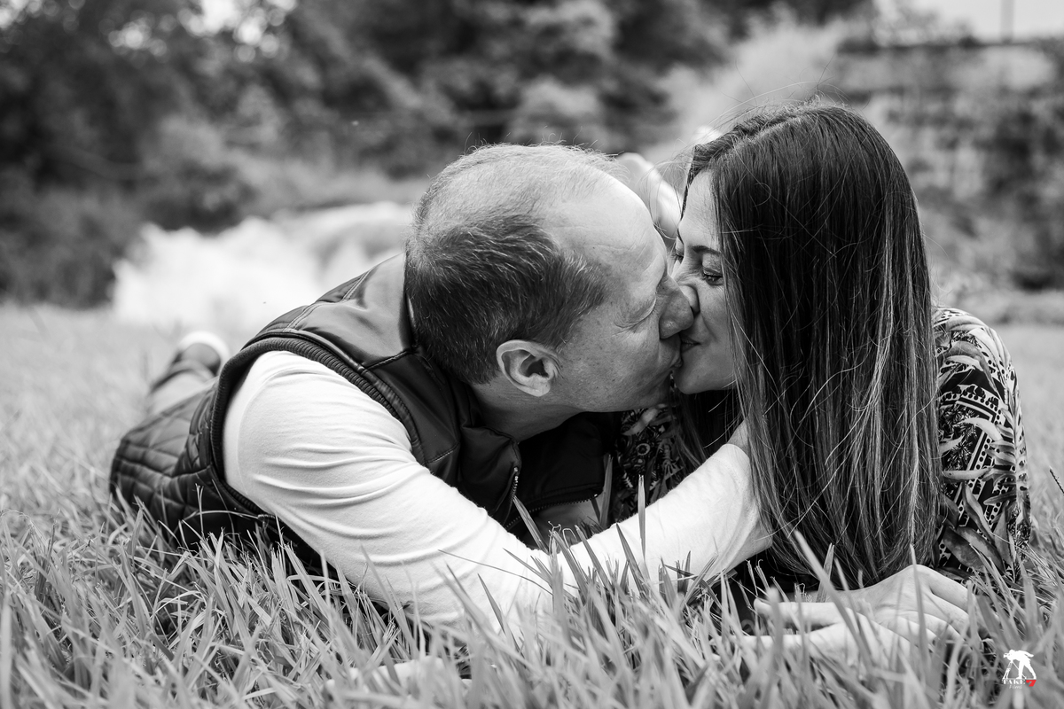 beijo do casal deitado na grama pb