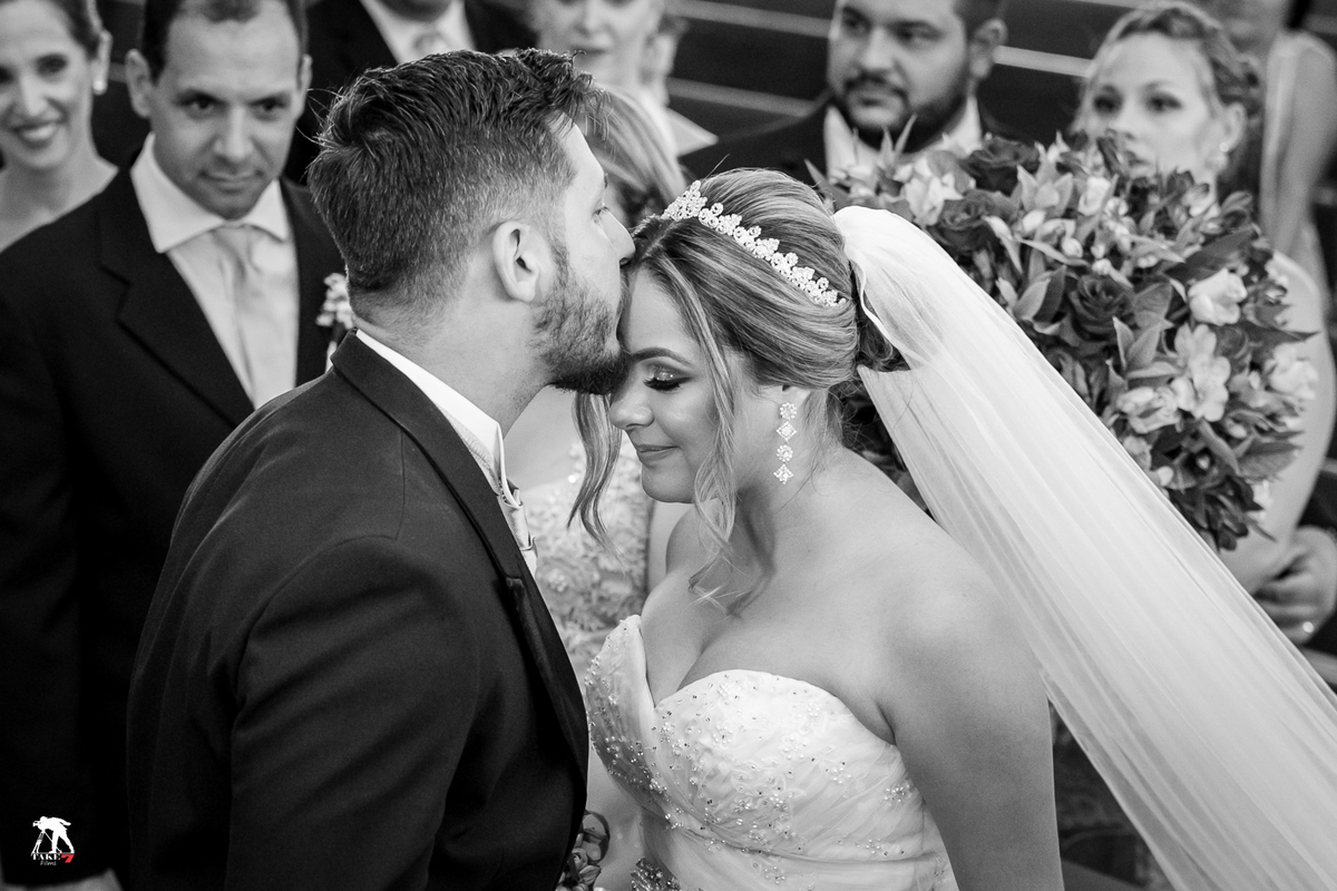 recepção do noivo para noiva com beijo na testa 