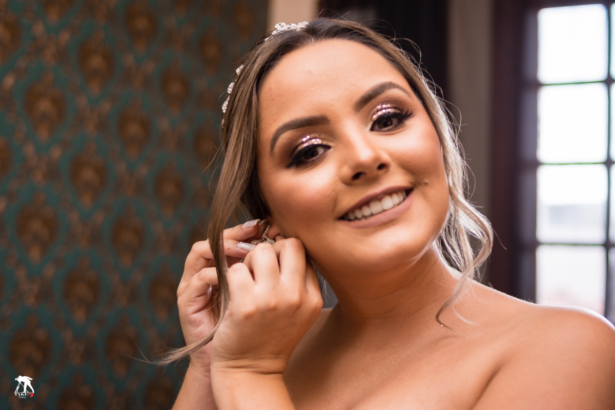 noiva colocando brincos 