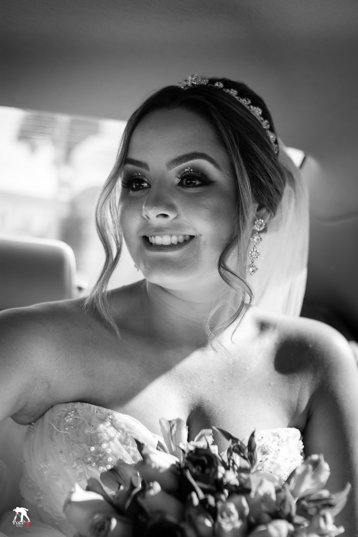 noiva feliz dentro do carro