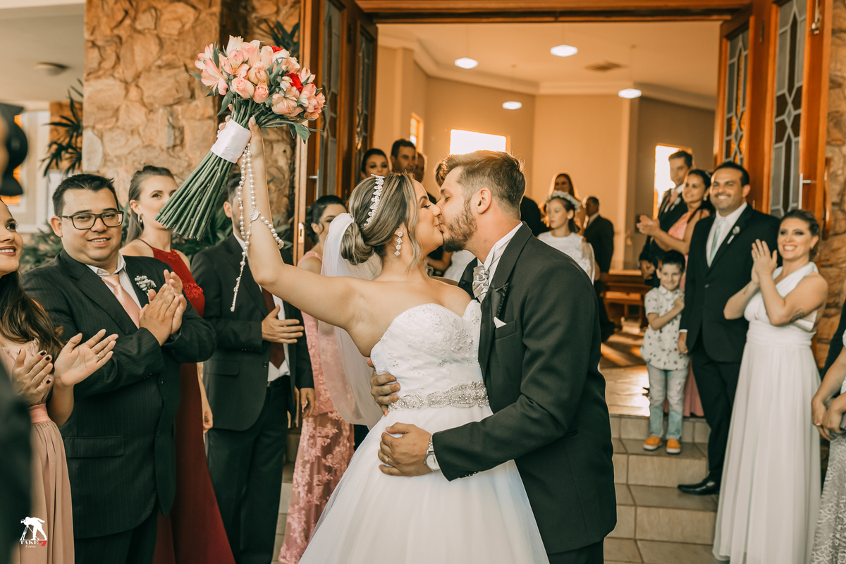 beijo de casal de noivos na porta da igreja 