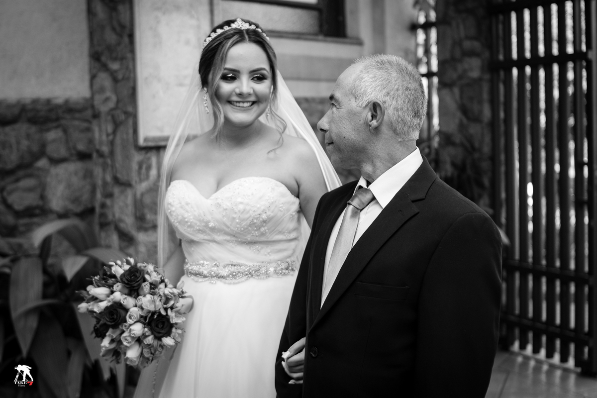 noiva e pai felizes antes de entrar na igreja 