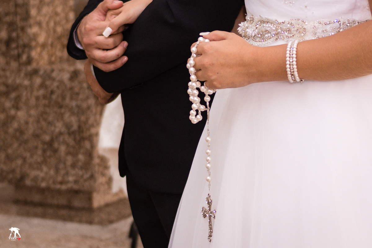 noiva segurando terço 