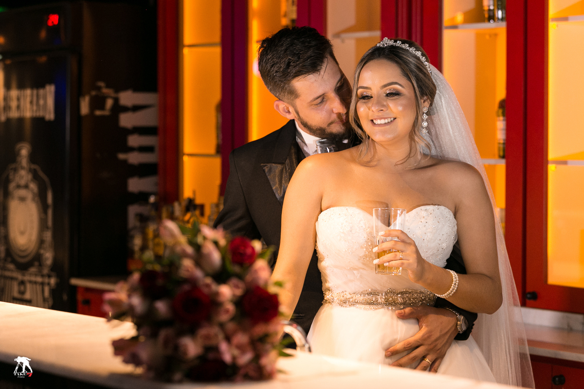 casal de noivos no barzinho sorrindo 