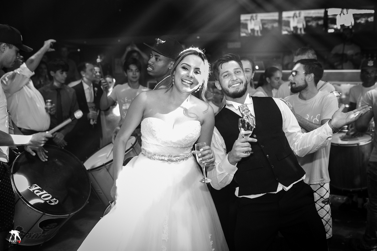 noivos dançando na festa de casamento 