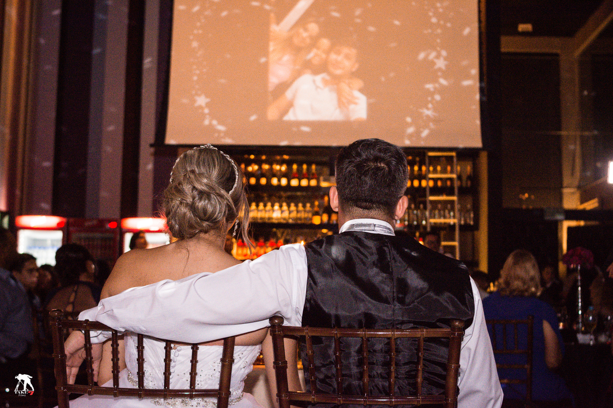 noivos assistindo vídeo retrospectiva, vídeo vida , clip de fotos 