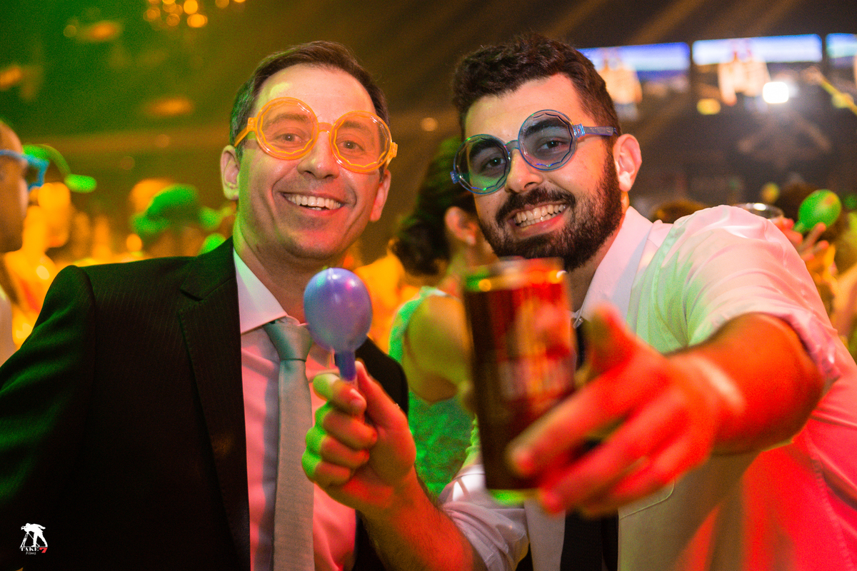 padrinhos se divertindo na festa de casamento 