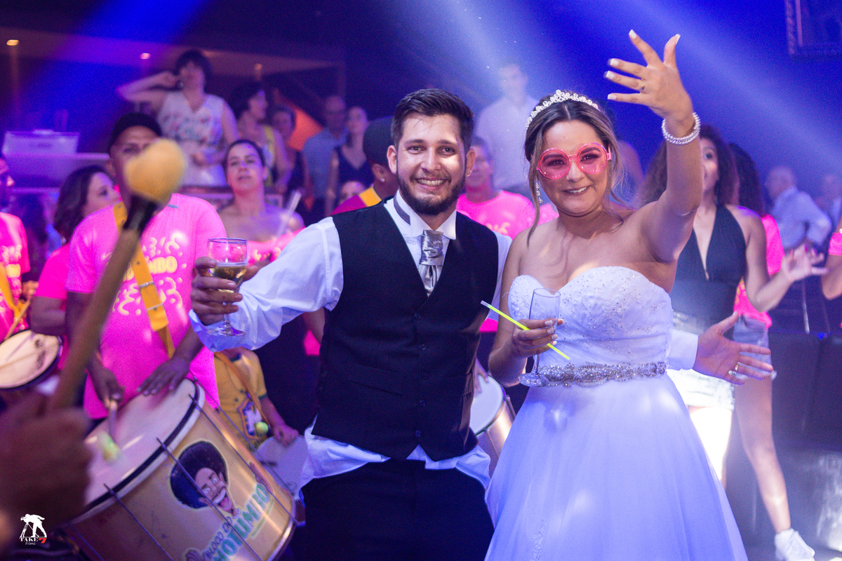 noivos com bloco de carnaval 