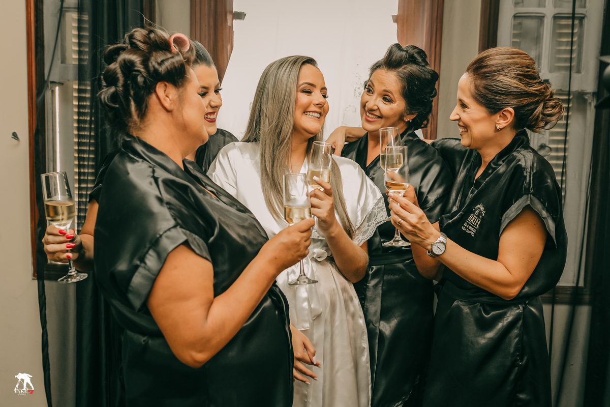 noiva e madrinhas brindando 