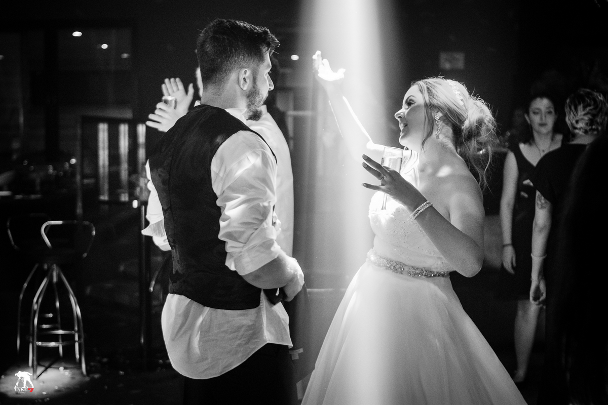 noivo dançando na recepção