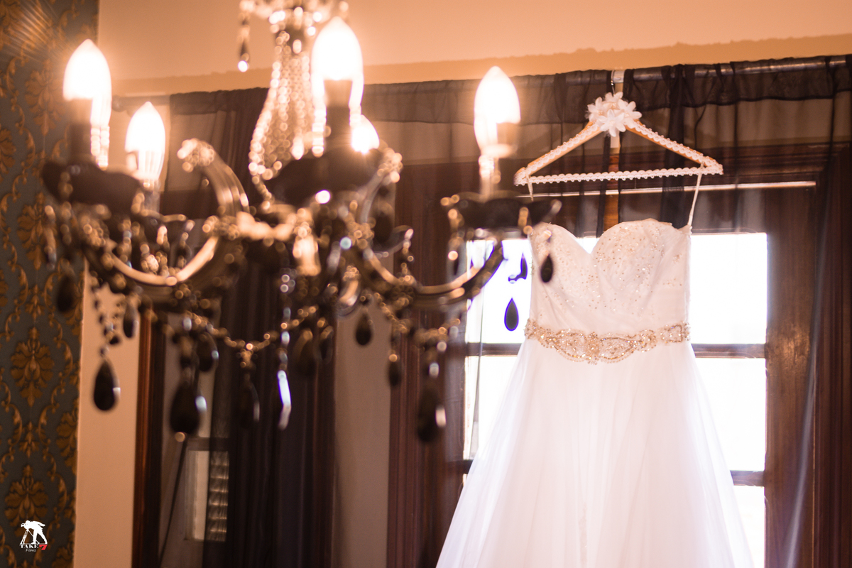 vestido da noiva com lustre de luzes 